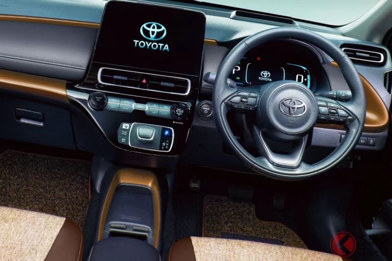 新車 266 萬日圓！ 豐田「小型高級車」設計超前衛引發熱烈討論！「很適合大人駕馭的都會小車」「豪華內裝真的太棒了！」好評不斷！ 全長 4 公尺的「剛剛好尺寸」，卻採用超越同級的「高質感古銅配色」！ 這款特別的「Aqua Raffine」究竟是什麼來頭？