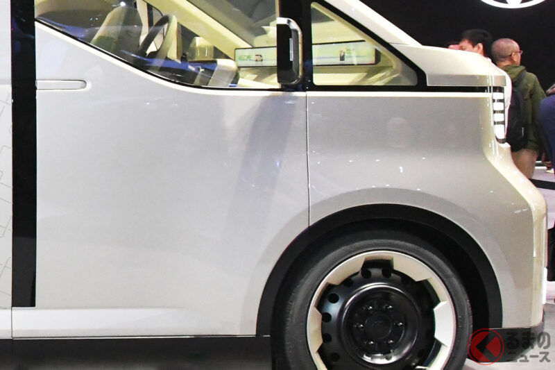 豐田「全新 HiAce」一公開就引發熱烈迴響！車迷直呼「出了我就買！」、「經典又好看」獲得好評！新車暗示將有兩種方正車身＋多款動力配置！對「下一代車型」的期待與疑慮也浮上檯面