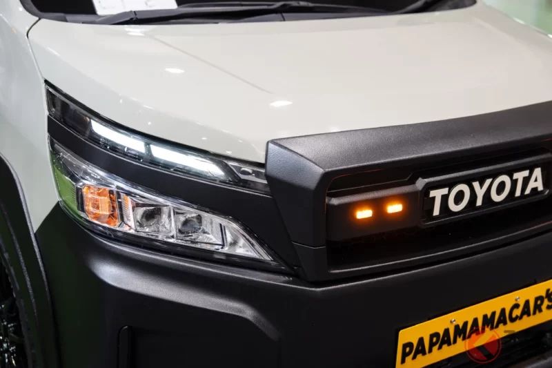 簡直就像「正統越野車」一樣的豐田「Voxy」太狂了！粗獷的護柵式水箱護罩 × 砂質感塗裝全副武裝的「家庭取向廂型車」！由 Papa Mama Cars 打造的這款風格獨特的露營車版本究竟有什麼來頭？