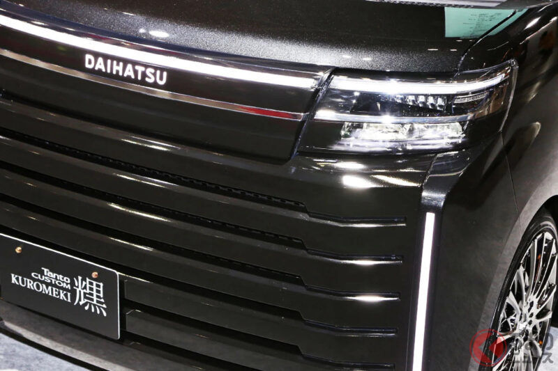Daihatsu首度公開「斬新Tanto」！採用不輸小型廂型車的「超震撼水箱護罩車頭」×「妖豔紫」內裝！超越輕型車等級的「性感機器」Tanto Custom Chromemeki於TAS26亮相