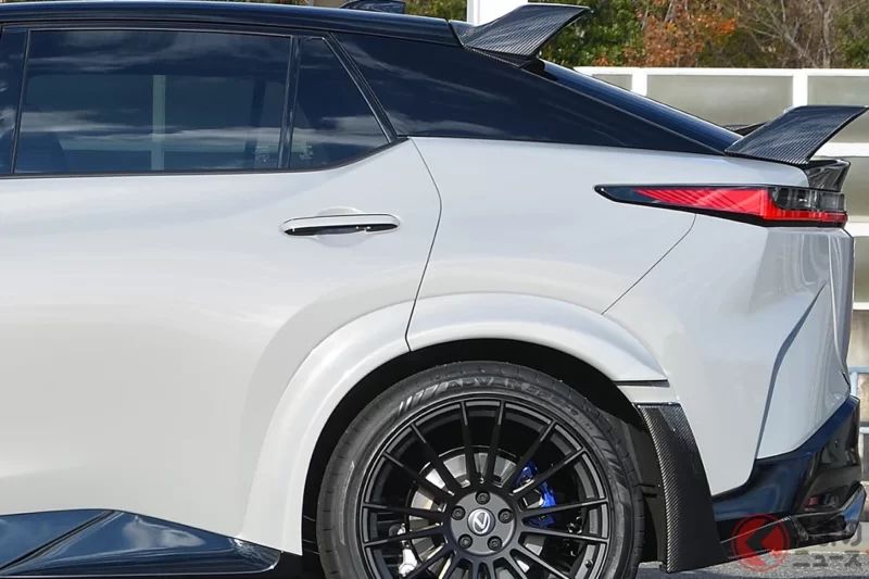 Lexus發表全新「4WD運動型SUV」！氣勢十足的「專屬外觀」搭配「豪華內裝」！最大輸出「超過420匹馬力」的全新「四輪驅動動力系統」同樣吸睛！雙色塗裝超搶眼的「RZ600e」正式登場