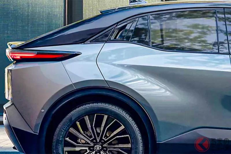 新車「約860萬日圓」也要！？豐田發表全新「加大版」C-HR！還有220匹馬力以上的強勁「高性能車型」，掛上「＋」正式在英國登場