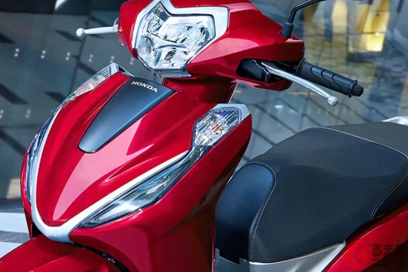 價格35萬日圓、每公升可跑49.3公里！本田推出「全新」速克達！配備照明的座墊下收納空間與大型掛勾，提升日常便利性。「Lead 125」將於2026年1月發售