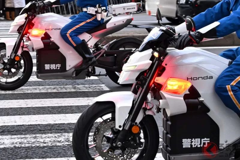 本田打造的「全新白牌警用機車」於箱根驛傳首度亮相！連演員「鶴野剛士」都看得入迷的「零排放、近乎無聲車款」引發熱烈討論：「會不會正式採用？」「廣播聲更清楚」「對環境更友善」等好評不斷