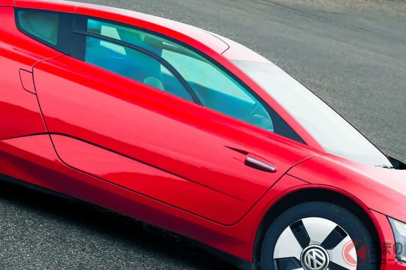 一公升就能跑「100 公里」！ 超低油耗的「劃時代跑車」超厲害！ 全長僅 3.9 公尺的「超輕量車身」還搭載「渦輪引擎」！ 而且真的有量產上市的 VW「XL1」德國規格是什麼來頭？