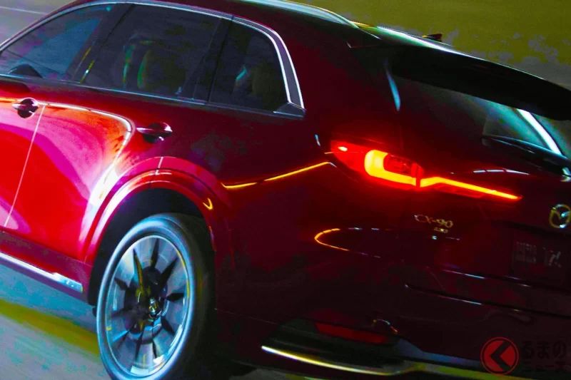 馬自達全新「8 人座 SUV」超厲害登場！搭載超強悍的「3.3 升高性能渦輪引擎」！車寬接近「2 公尺」的霸氣寬體設計帥度爆表！美國 2026 年式新「CX-90」究竟是什麼來頭？