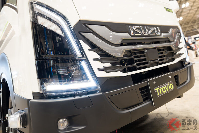 售價超過1000萬日圓！五十鈴最新款7人皮卡備受矚目！ 「需要普通駕照就能開，這點不錯」「看起來很結實」這款Travio Expedition Striker擁有4.9米長的車身、強大的越野性能和「露營車」配置，成為熱門話題。