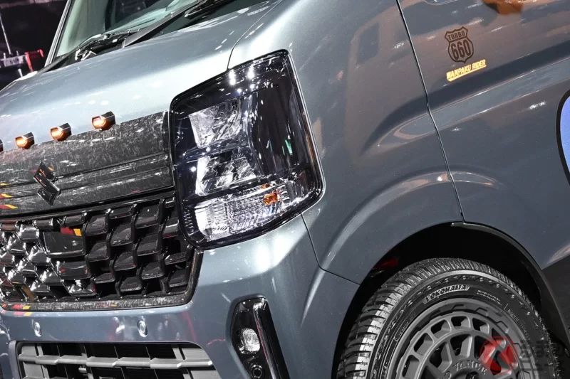 鈴木「超猛的 Every Wagon」首度公開！前衛的「黑色大型水箱護罩」搭配越野輪胎，硬派感直接拉滿！讓人超期待量產的「輕型商用車改裝」概念作「頑皮騎士」到底是什麼來頭！