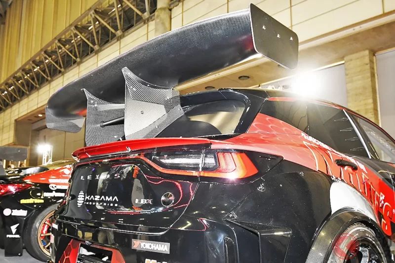 Lexus 首度公開「5 門 SUV 的 FR 跑車」！全長約 4.2 公尺的車身，搭載 3.6 公升「Supra 直列六缸」引擎！氣勢超強的「寬體葉子板」帥到不行，這輛 SUV 首次投入實戰的機器「LBX Morizo RR〈Drift〉」，在東京改裝車展 2026 正式亮相