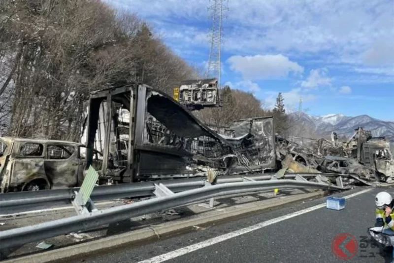 造成 67 輛車連環追撞的「關越自動車道重大事故」為何會發生？悲劇背後的原因是什麼？浮現出的新可能性…關鍵可能就在「事故發生的時間點」以及「時速 50 公里管制」