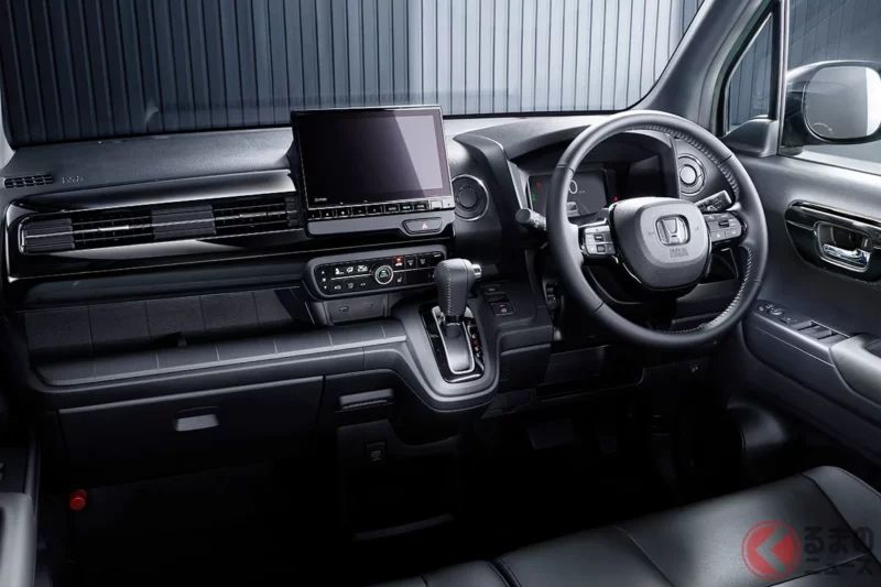 157萬日圓起！Honda全新「小型高頂旅行車」引發關注！黑化風格的「高級質感設計」帥到不行！每公升可跑23公里的「最新N-WGN」，邁入第6年的進化重點是什麼？