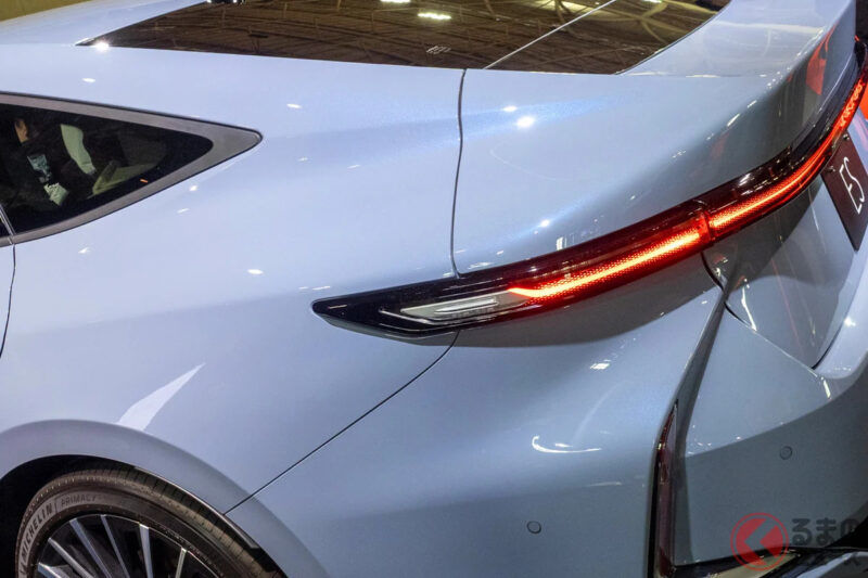 Lexus全新「大型房車」即將公開！車長超過5公尺的流線車身，搭載「嶄新L字燈組」與紅色發光「LEXUS標誌」！充滿日式風格的「高科技豪華內裝」同樣驚艷的「第8代ES」將現身JMS札幌2026！