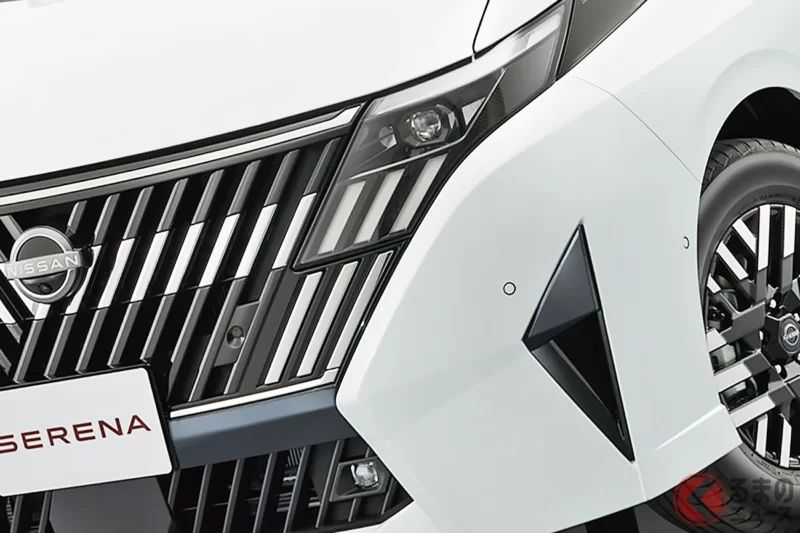 日產新型「三排座、七人乘」中型休旅車引起關注！ 精悍的「縱向鍍鉻」水箱護罩超級帥氣！ 全長約4.7米、尺寸剛剛好的新型「Serena」小改款，到底有哪些變化？