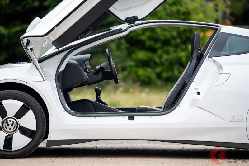 「每公升可跑111公里！」究極的「雙門跑車」太厲害了！全長僅3.9公尺、車重700公斤的「超輕量車身」登場！搭載雙缸引擎的VW「XL1」備受矚目！