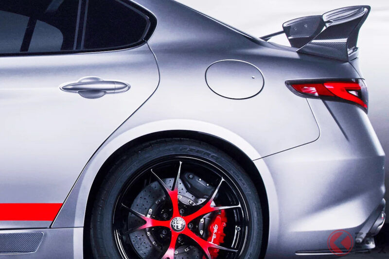 全長4.6m新「FR」房車登場！搭載520馬力「V6雙渦輪」＋全套碳纖維空力套件！驚艷「尾翼」設計…Alfa Romeo「Giulia Quadrifoglio Luna Rossa」比利時首秀