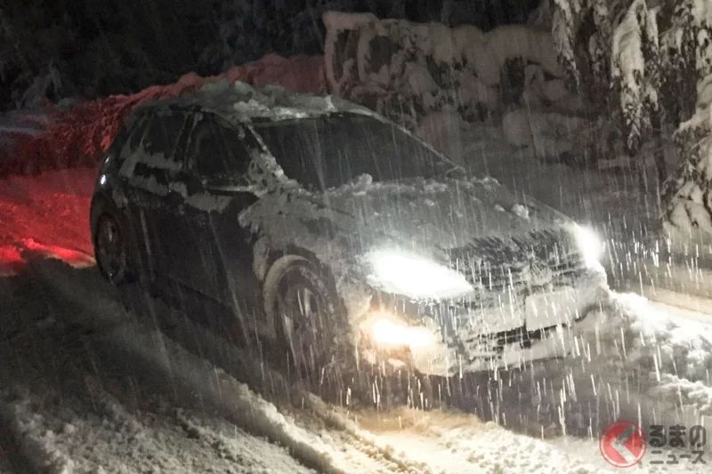 國道事務所「氣炸」發文痛批：「用一般輪胎上路就是在製造麻煩！」大雪山區峠路「高級房車」動彈不得，果然是「完全沒冬季配備」針對岐阜縣國道21號「次月峠」無法通行事件提出嚴正警告