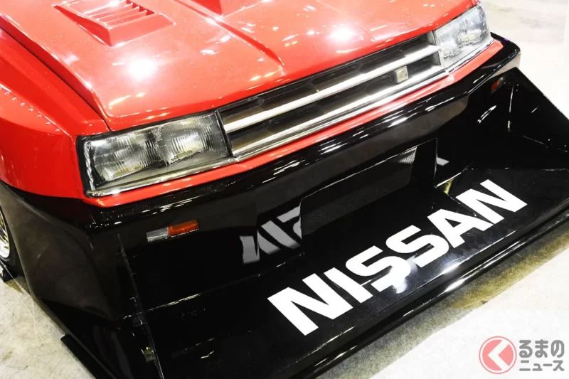 日產首度公開「前衛新天際線」！ 帥氣到不行的「老車風車身」搭配「方正寬體輪拱」與搶眼「紅黑雙色塗裝」！ 在TAS亮相、讓人聯想到傳奇賽車的「Re30 Skyline Silhouette」