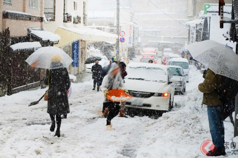 國道事務所對「一般輪胎」受困事件怒火中燒！ 白色「高級旅行車」在雪道打滑受困引發大塞車 網路上痛批「缺乏自覺」「應該要求損害賠償」