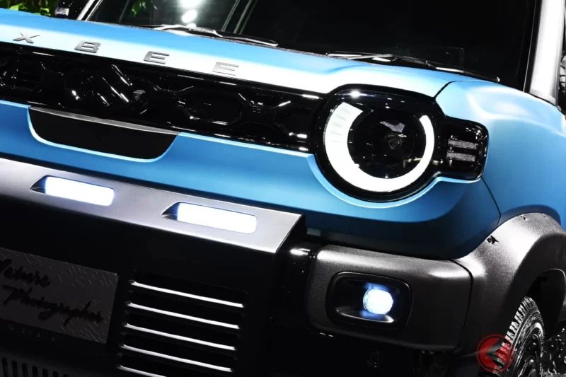 鈴木「超厲害的小型 SUV」首度公開！ 會發光的保桿＋車頂行李架，搭配「粗獷感」外擴輪拱的硬派設定！ 還能用梯子「爬上車頂」的創新設計，「CROSSBEE」到底是什麼來頭？