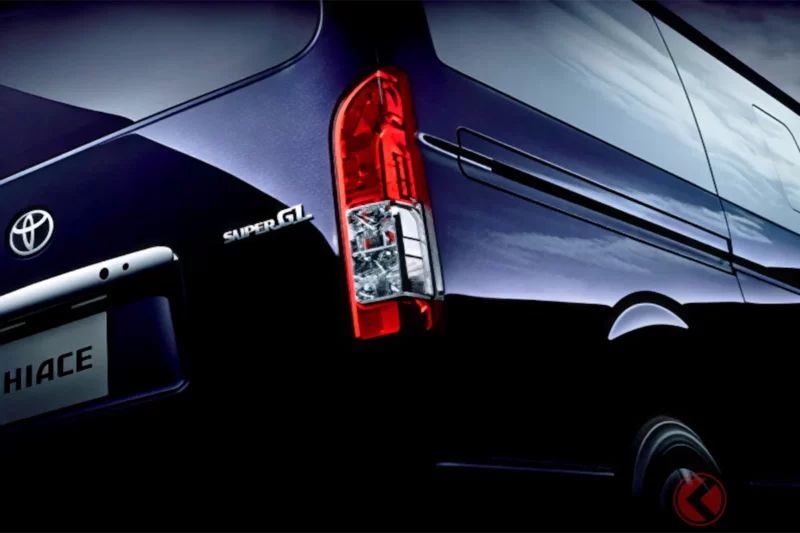 豐田最新「Hiace」發表！ 全新採用「C字型頭燈」與新車色！ 搭載「劃時代車門」以及大幅刷新內裝與功能，便利性大幅提升！ 即將上市的「第9代」與舊款有什麼不同？