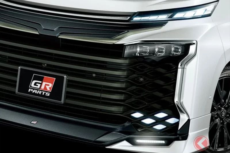 豐田最新「三排座迷你車“GR調校版”」超厲害！ 「GR」標誌搶眼的運動化仕様吸睛！ 不只是外觀，「行駛性能提升」也可期待的「Voxy」原廠改裝版本你不能錯過