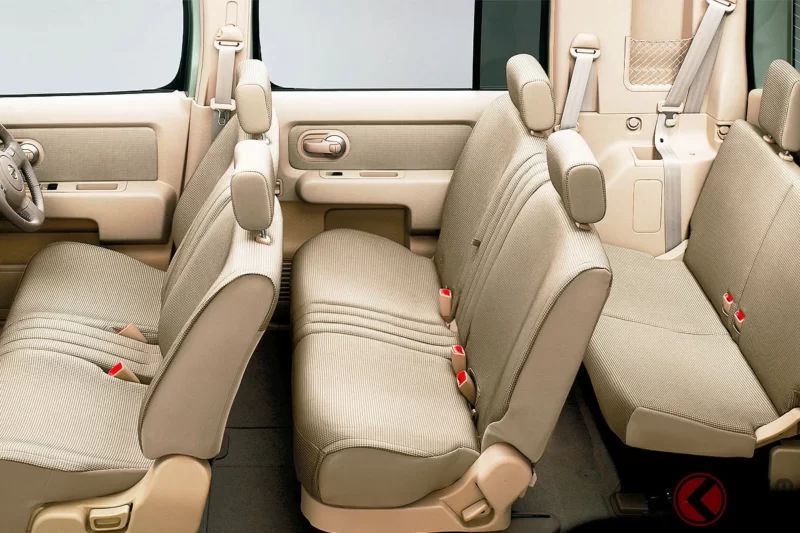 新車售價140萬日圓！全長僅3.9米的「7人座迷你車」超吸睛！這款創新的「微型迷你車」在超小巧的車身上採用了「三排座椅布局」！日產獨創的「方正造型」日產「Cube 3」再次成為焦點！