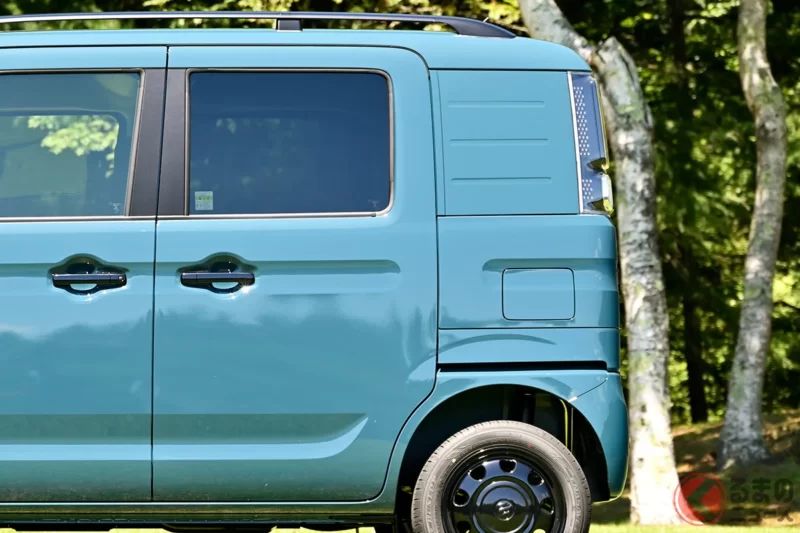 「完全不像輕型車！」附書桌和臥室!? 140 萬日圓級「車宿露營廂型車」的魅力是？聚焦鈴木「Spacia Base」看看吧