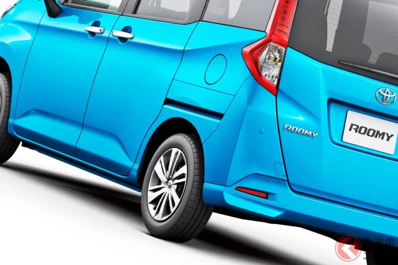 新車只要 170 萬日圓出頭！豐田「5 人座高車身廂型車」超有吸引力！全長 3.7 公尺的「好上手尺寸」，配備雙側滑門與音響就已經「很夠用」！焦點鎖定「Roomy」最入門規格