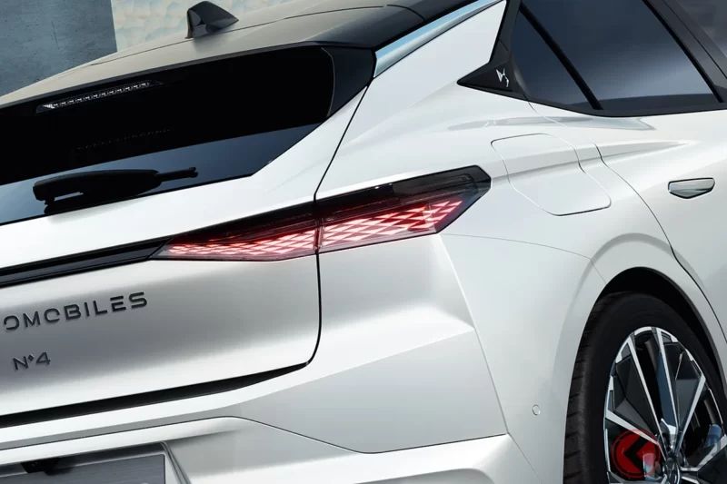 新款「小型高級 SUV」首次亮相！全長約 4.4 公尺的「剛好尺寸」搭配嶄新又時尚的格柵設計！搭載省油的 1.2 升「渦輪增壓」引擎！預計 2026 年推出的「DS No4」已在東京車展（TAS）登場