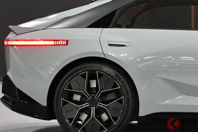 豐田全新「Corolla」即將公開！採用前衛「光滑車頭」× 一字型燈組！宛如跑車般的「Coupe車身輪廓」超帥氣！備受期待的「下一代車型」概念車將於JMS札幌2026登場！