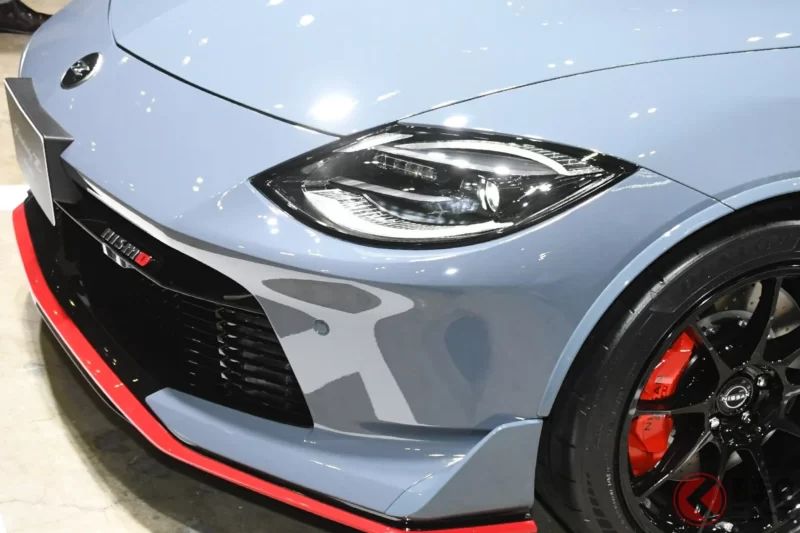 日產「全新 Fairlady Z NISMO」實車首度公開！ 眾所期待的 6 速 MT 上身 × 輕量化與專屬調校，操駕表現超有感！ 採用歷代「Z」徽章的車頭超加分，「最新款」到底改了哪些？