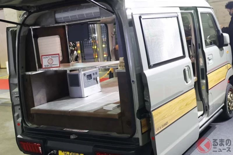 鈴木「‘吉姆尼臉’輕型商用車」實車現身！圓形大燈搭配「5 槽格柵」前臉，車內可讓「兩名大人躺平」！加上「冷氣設備」，超舒適的「Jiburi Precious」在 TAS 2026 登場