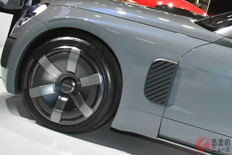 大發全新「Copen」！？即將公開！ 輕量車身×「懷舊圓形頭燈」設定的「FR 跑車」！ 採用「660cc 渦輪＋手排」，駕馭樂趣滿滿的「K-OPEN」將於 JMS 札幌 2026 登場！