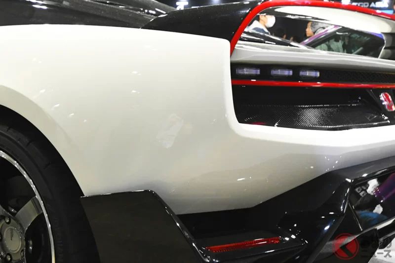 全新「本田 NSX」全球首度公開引發熱烈回響！不少人直呼「感受到初代車型的靈魂」、「希望能真的復活量產」、「紅色的『H』廠徽好有味道！」。由義大利設計公司 Italdesign 打造、採用前衛「口字型燈組」設計的「Honda NSX Tribute」，吸引了大量關注目光