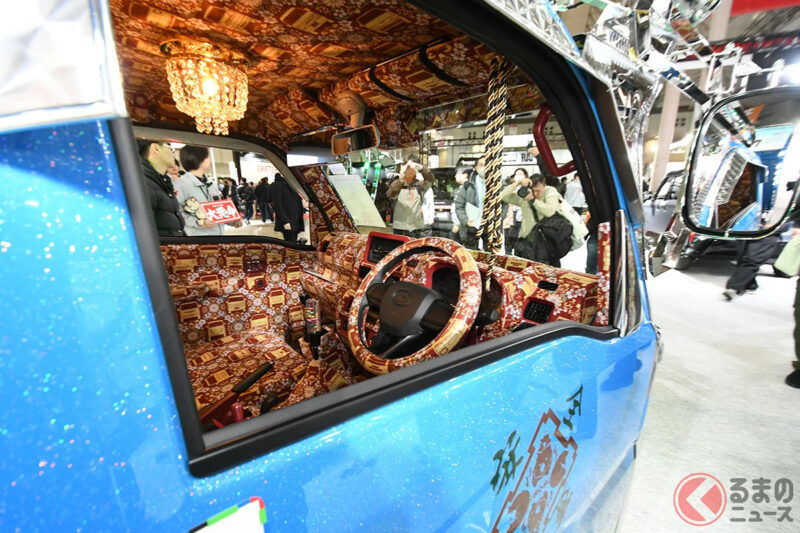 Daihatsu最新型「“輕型車”裝飾卡車」超厲害！全長3.4m級「超迷你」卻有「震撼氣勢車身」!? 閃到不行的Hijet Truck客製化版「PTO Dump Daihatsu Mei」，連小朋友都超關注!?