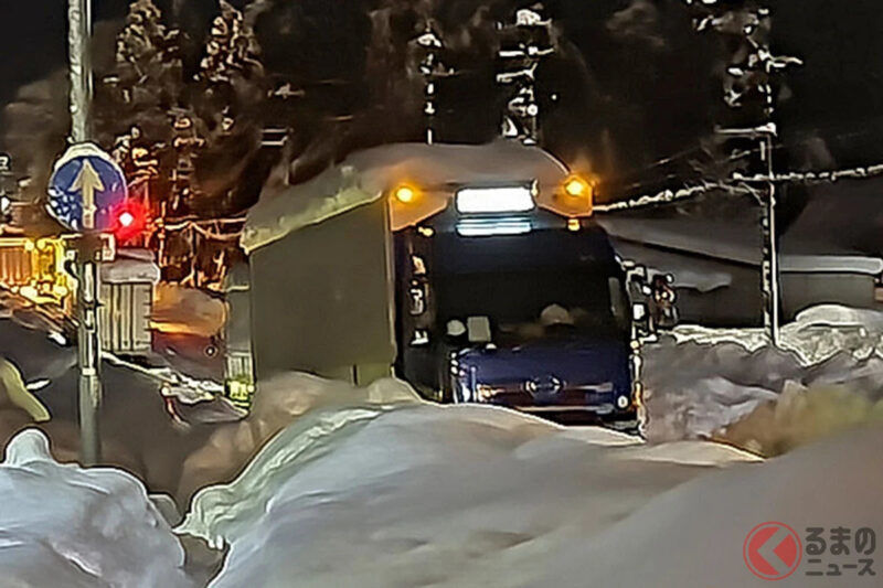 國交省發出「憤怒」警告！「因使用不適當輪胎導致打滑事故！」大雪中的國道8號，「無胎紋全季節」卡車發生碰撞！「請務必確實確認」提出警示　福井