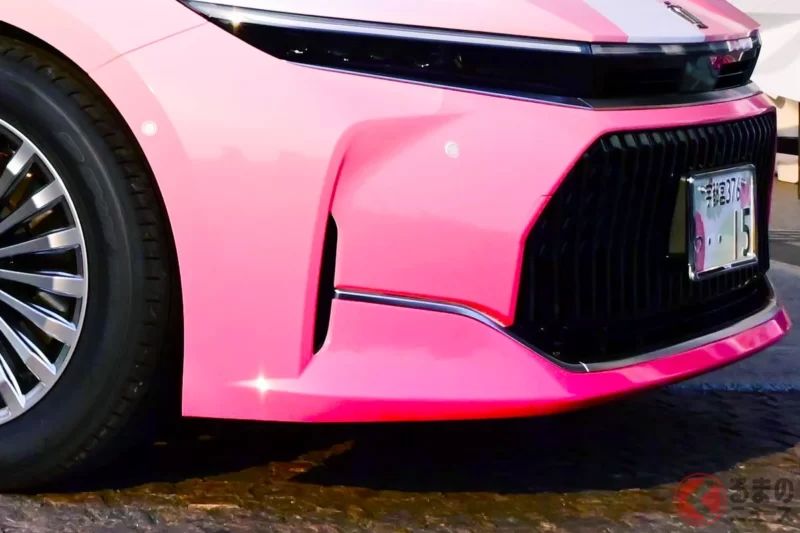 豐田全新「粉紅皇冠」首次公開！ 全新“漸層塗裝”亮相！ 前臉採用「王宮設計」，兼具可愛與氣質！ 新王國公務用車「草莓皇冠」六年來首次全面更新，栃木知事也笑得合不攏嘴