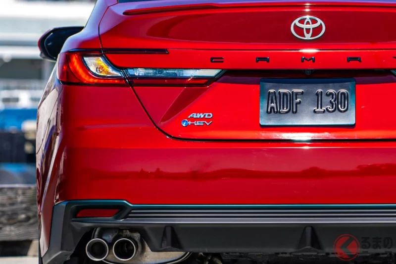 Toyota 的高級房車「Camry」宣布在日本國內復活後，引發了網路上正反兩極的熱烈討論！有人驚呼「真的太帥了！」「終於等到了！」也有人開始擔心，全長約 5 米的車身在日本使用是否合適。那麼，這款復活的 Camry 究竟是什麼樣的車呢？