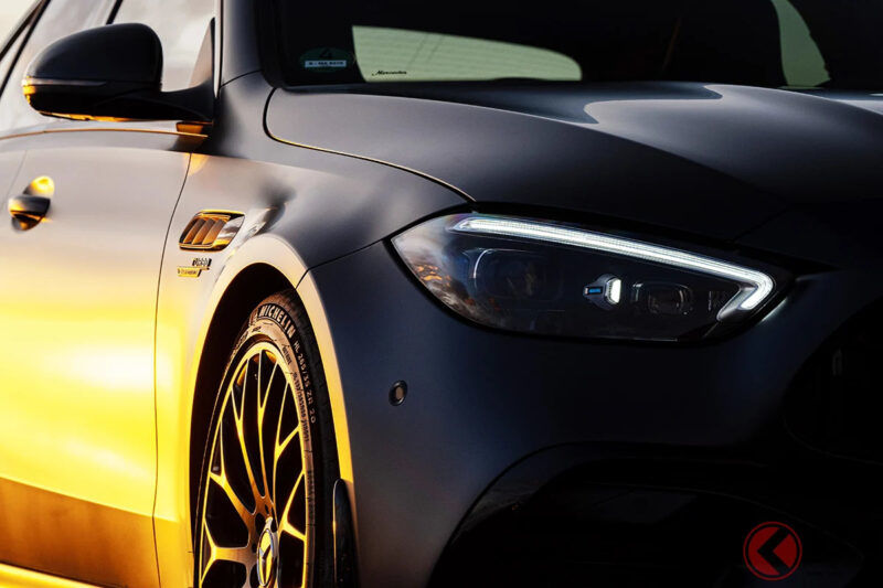 2.0升引擎就能「超過600匹馬力」！爆速「4WD」跑車驚艷登場！全長4.8米寬體搭載革命性「直列4缸」動力！配備滿滿專屬零件的Mercedes-AMG「C 63 S E PERFORMANCE」