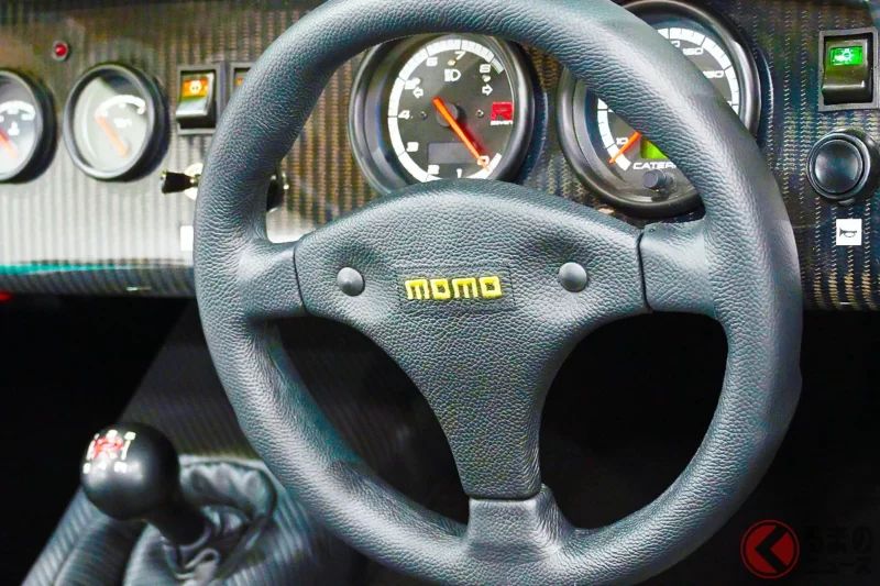 新車要價 900 萬日圓的「輕型車」開賣了！ 就算只有 660cc 也是「超高級」等級的 Suzuki 製「渦輪＋5 速手排」動力！ 超可愛「圓燈復古風」的正統派「雙座」跑車！ Caterham「Seven 170R Cup」真的很狂！