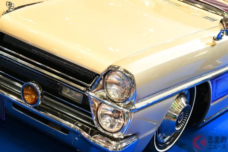 嶄新「縱向大燈FR轎車」首次亮相！ 全長5米級「超長」復古車身 × 超漂亮「豪華內裝」紳士仕様！ 霸氣排氣管與低趴車身也超帥！ 日產Gloria改造的NATS「日本版Lowrider」登場！