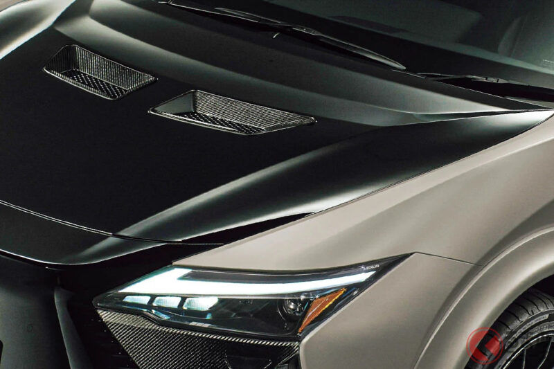 雷克薩斯新型「SUV」登場！超過400馬力的「運動化」車型！配備「雙片」大型尾翼與霸氣空力套件的「RZ」在銷售店也成話題