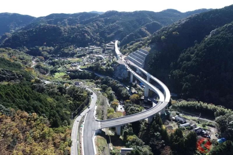 信號燈全免，「1 小時直達沼津到下田」!? 伊豆縱貫道施工進行中，引發熱烈討論！縱貫半島的暢快路線，許多人迫不及待希望「儘快通車」！最新的「施工狀況」吸引了眾多關注目光