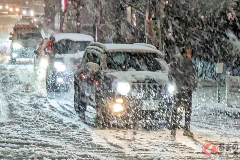 「打滑了！」國道事務所發表「非常憤怒」聲明！果然使用「一般輪胎」完全沒有雪地裝備……一輛黑色SUV在現場「動彈不得」，阻礙國道8號交通！行駛受阻事件敲響警鐘——滋賀