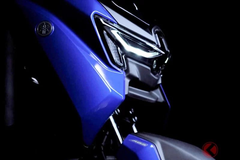 Yamaha推出「全新輕型二種機車骨架式速克達」！首次在日本導入「藍色」車色，並採用新品牌色「霧面深灰」，整體更具運動感！「NMAX」2026年款預計2月發售