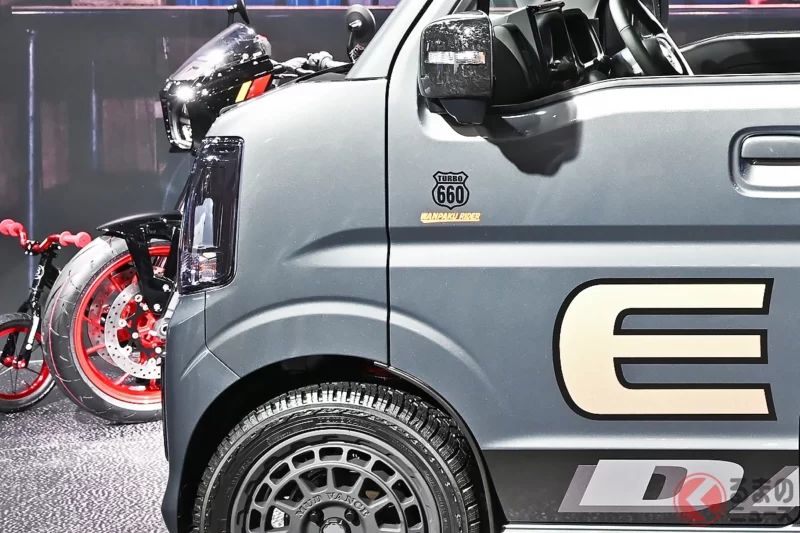 鈴木全新「EVERY」先行亮相！？ 長銷輕型箱型車睽違10年的「大改款前臉」震撼登場！ 全新「EVERY WAGON ‘WANPAKU RIDER’」換上霸氣面孔，吸引所有目光