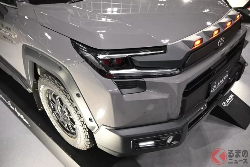 豐田「新型 SUV」的「車頭」大變身！ 閃亮亮的「三連標誌燈」× 粗獷硬派套件超吸睛！？JAOS 規格到底是什麼？