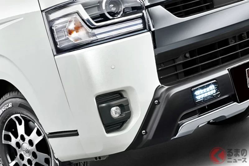 請注意這款豐田「新款 HiAce SUV 規格」！這輛「商用廂型車經典代表」在問世23年後迎來進化，配備了「厚實保桿」與泥擋，僅需23萬日圓就能透過「GR套件」改頭換面，效果非常驚人