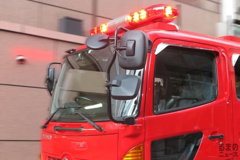 鳴著警報器的「消防車」與輕型自動車相撞！「緊急車輛與一般車輛」的交通事故層出不窮…「讓路義務」在法律上是怎麼規定的？與行人又有什麼不同？