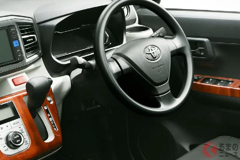 新車只要99萬日圓！豐田「4人座」房車充滿濃濃昭和風情！超奢華的「木質內裝」加上閃亮亮的「鍍鉻外觀」設計！重現復古又懷舊的「老車造型」，這款「超有味道的輕型車」——「Pixis Epoch」到底是什麼來頭？